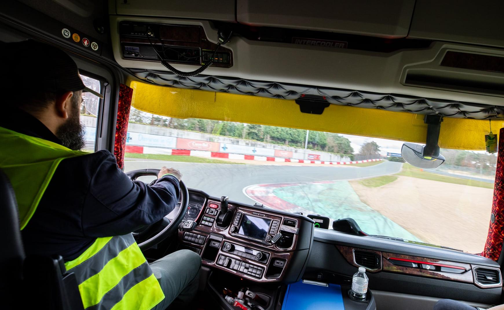 truck rijdt over circuit van zolder